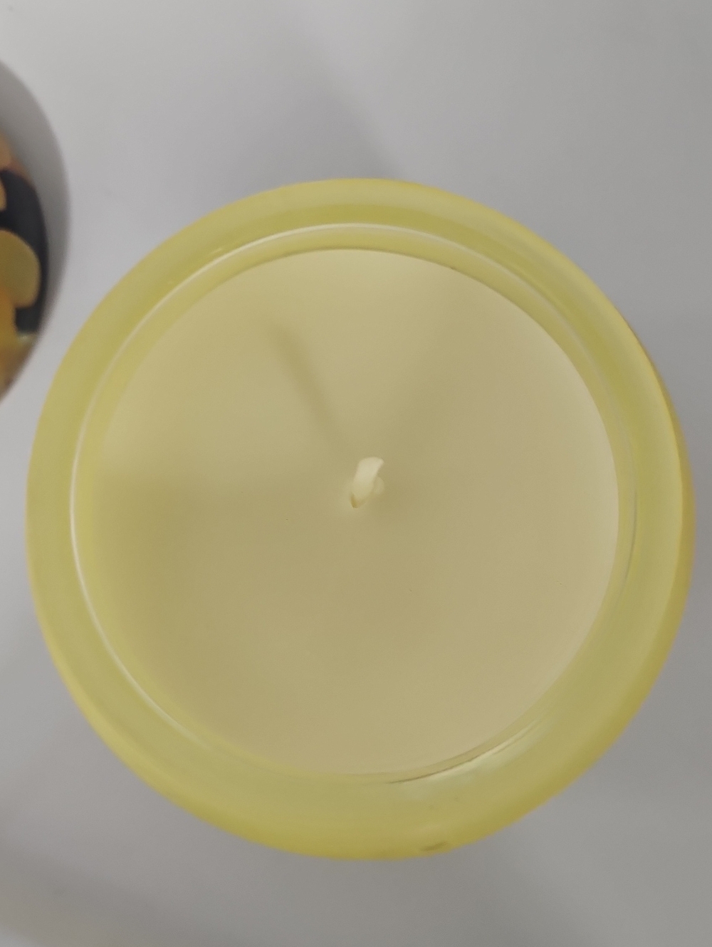 DW Home Freesia Breeze Single Wick Candle - Picture 4 of 5